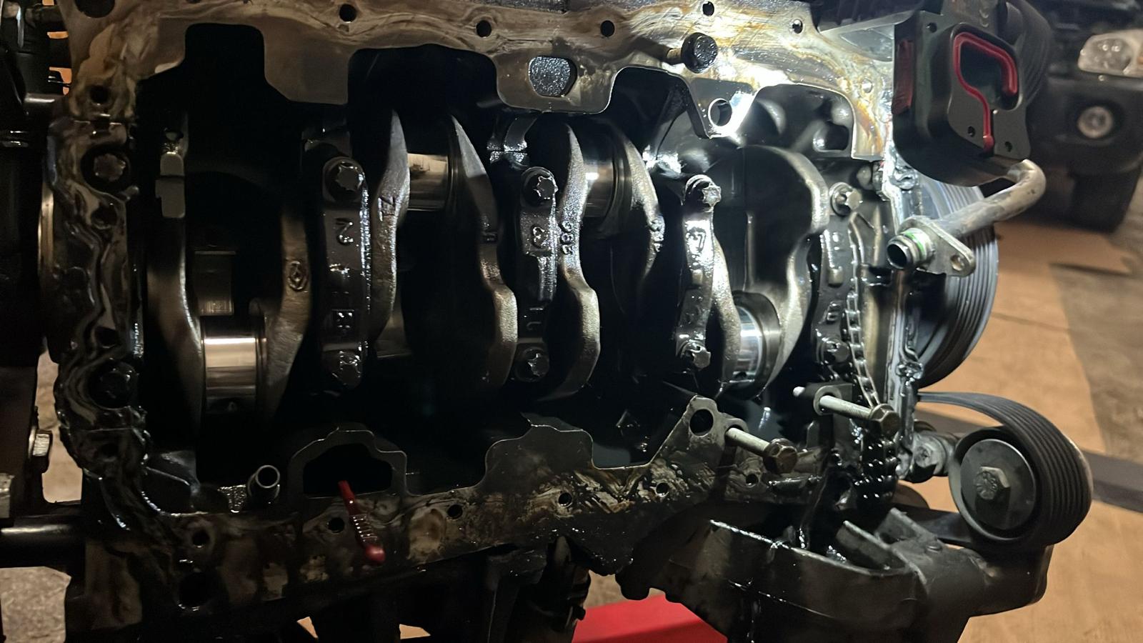 Detail kľukového mechanizmu rozobratého motora